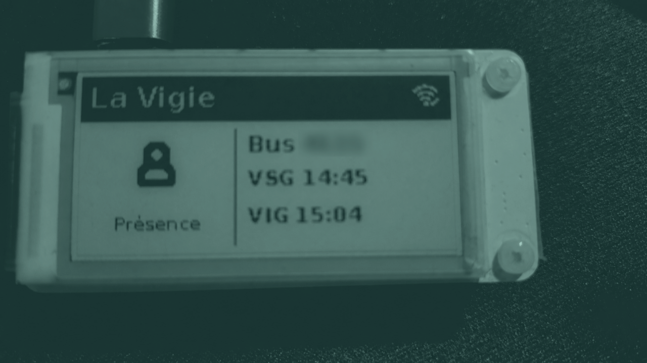 Écran e-ink La Vigie affichant les horaires de bus et l'état de présence